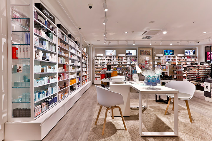 DOUGLAS Gropius Passagen Berlin, skin care area